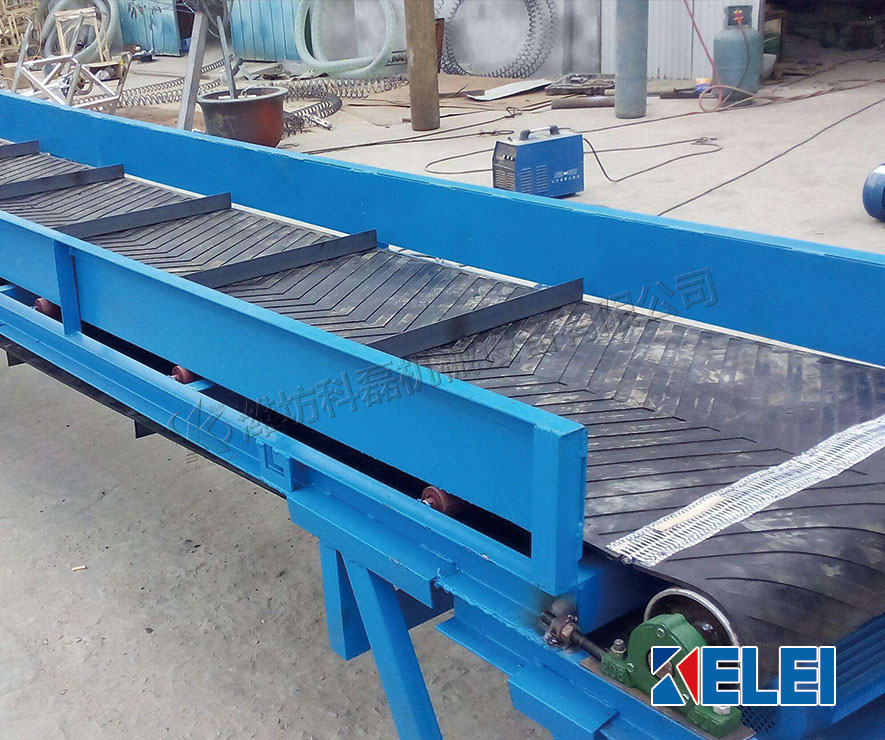 帶式(shi)輸送機