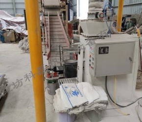 襄阳用裕橡(xiang)胶制造有限(xian)公司(WAP站)小螺(luó)杆閥口袋包(bāo)裝機客戶使(shi)用現場