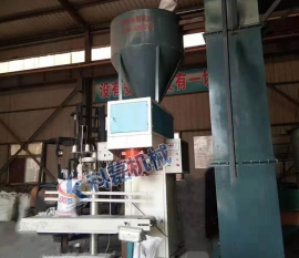 襄阳(yang)用裕橡(xiang)胶制造(zao)有限公(gōng)司(WAP站)敞(chǎng)口袋包(bao)裝秤包(bāo)裝機使(shi)用現場(chang)實拍